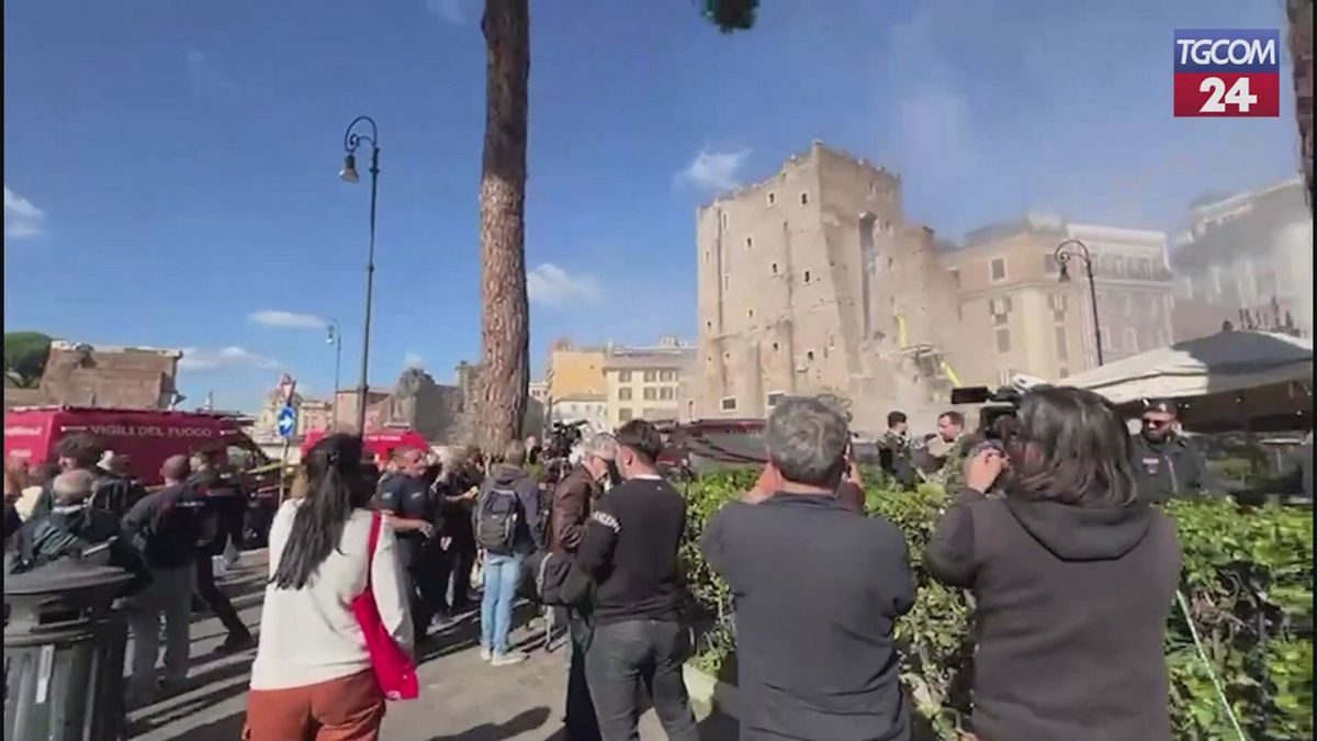 Il ministro Giuli e il sindaco Gualtieri sul luogo del crollo a Roma