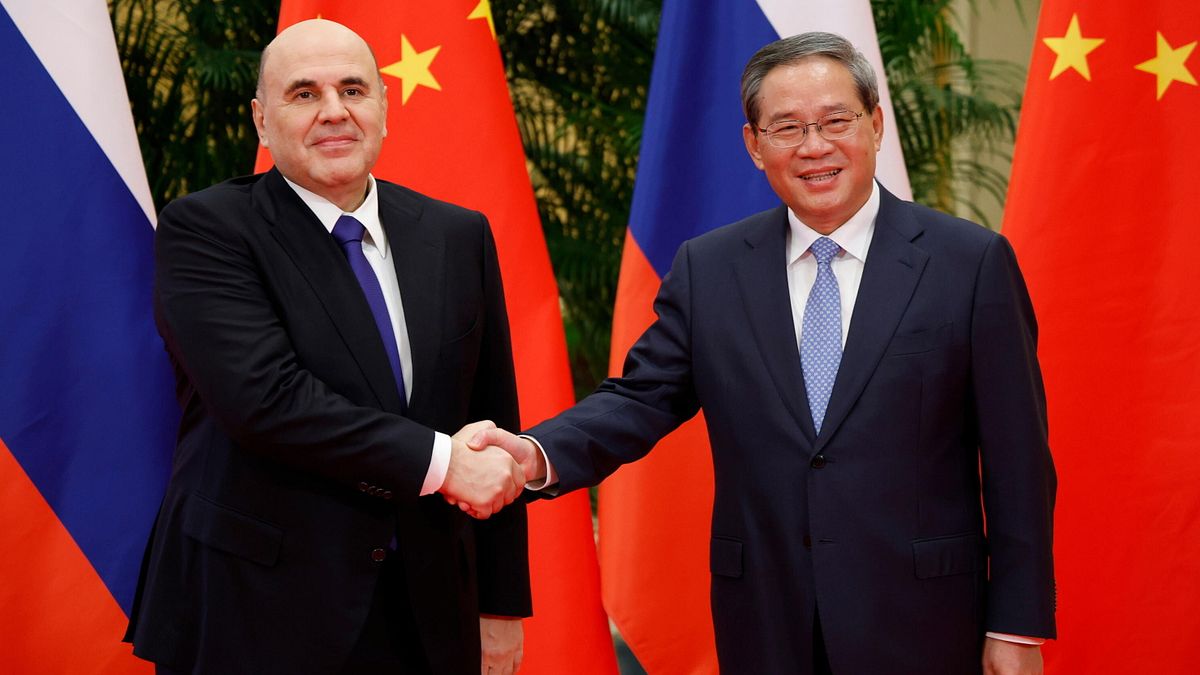 Stretta di mano tra il premier russo Mikhail Mishustin e l'omologo cinese Li Qiang