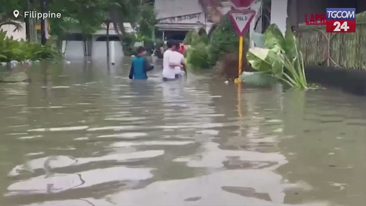 Filippine, tifone Kalmaegi colpisce la costa: venti forti e inondazioni