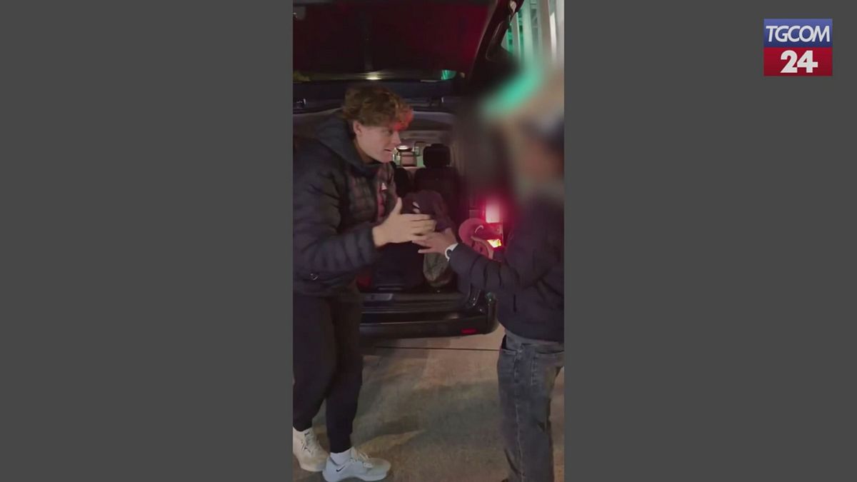 Sinner cuore d'oro: regala la sua maglia a un bambino che lo aspettava da giorni