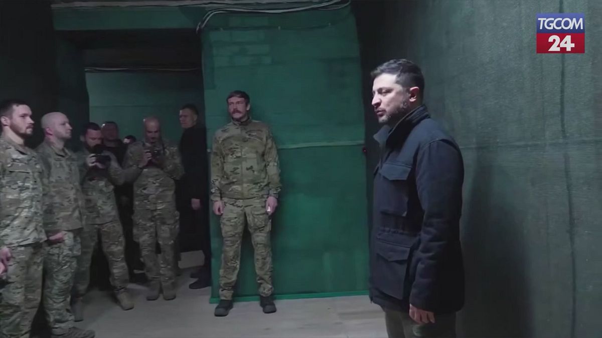 Zelensky in prima linea a Dobropillia: l'incontro con i militari
