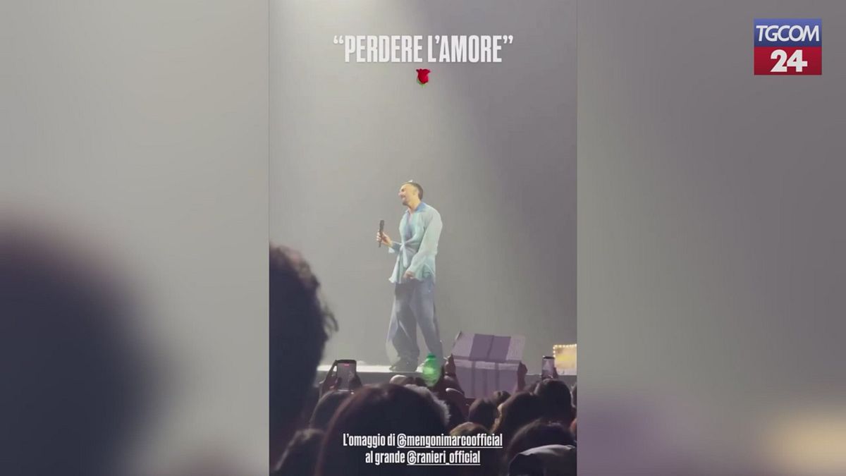 Mengoni canta "Perdere l'amore" in concerto: l'omaggio a Ranieri