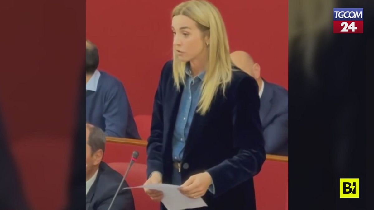 Il sindaco Silvia Salis porta in aula gli insulti sessisti che riceve