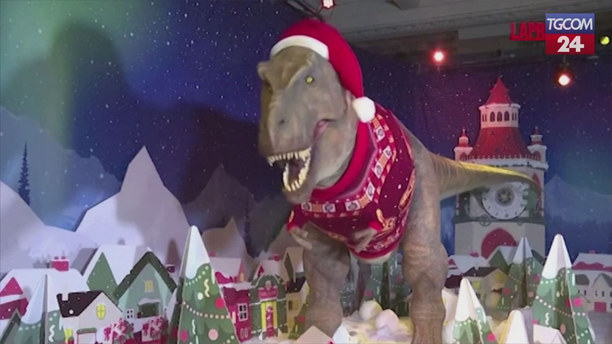 Londra, il T-Rex del Museo di Storia Naturale sfoggia già il maglione natalizio