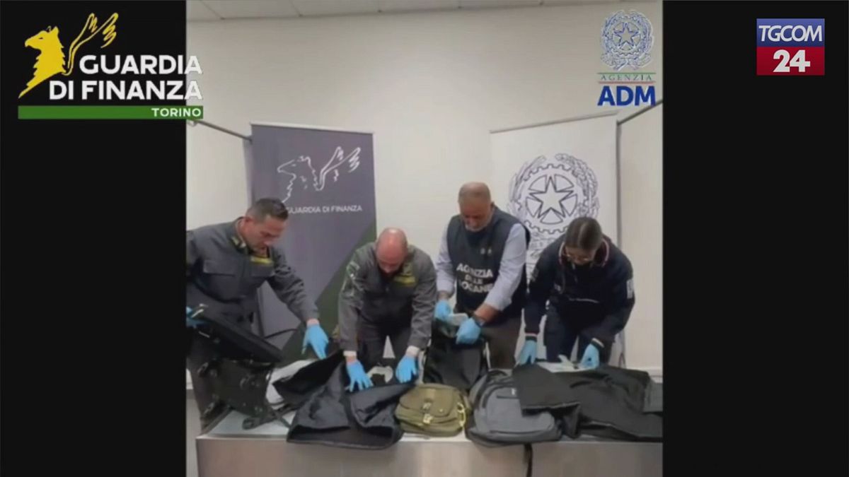 Torino, cocaina nascosta nel doppio fondo della valigia: arrestato viaggiatore da Lima
