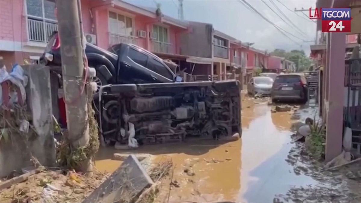 Filippine, veicoli ribaltati e strade piene di fango dopo il tifone Kalmaegi