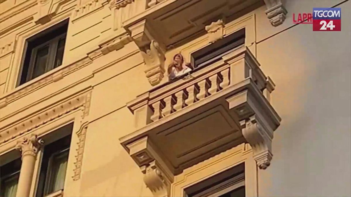 Milano, ospite di un hotel lancia oggetti contro gli animalisti che stavano protestando