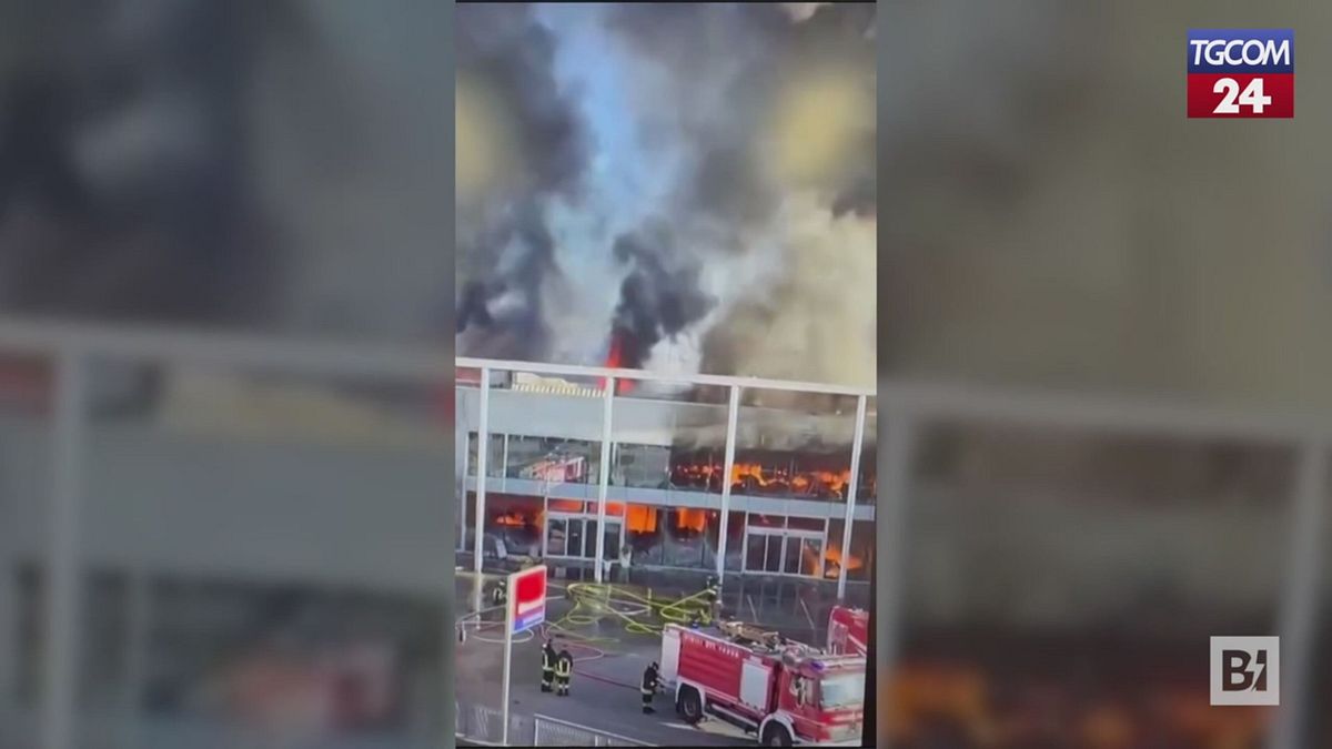 Incendio nel Vicentino, in fumo un deposito di giocattoli