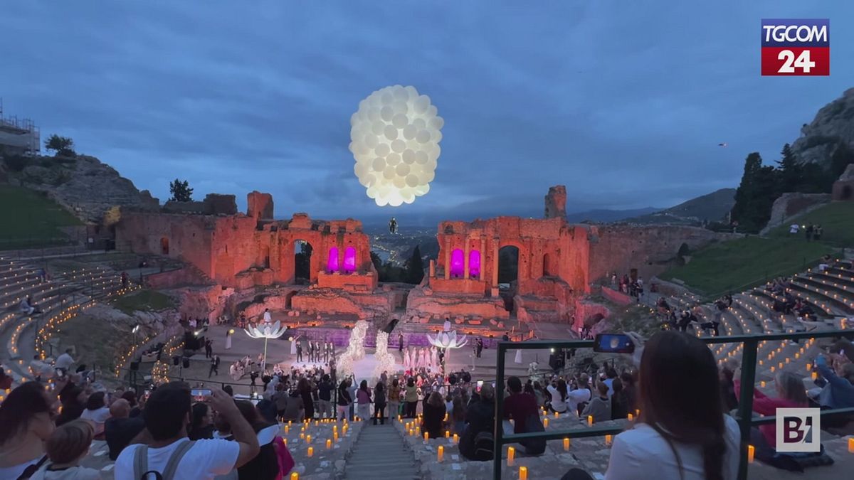 Ingresso da film a Taormina: lo sposo plana tra le rovine greche