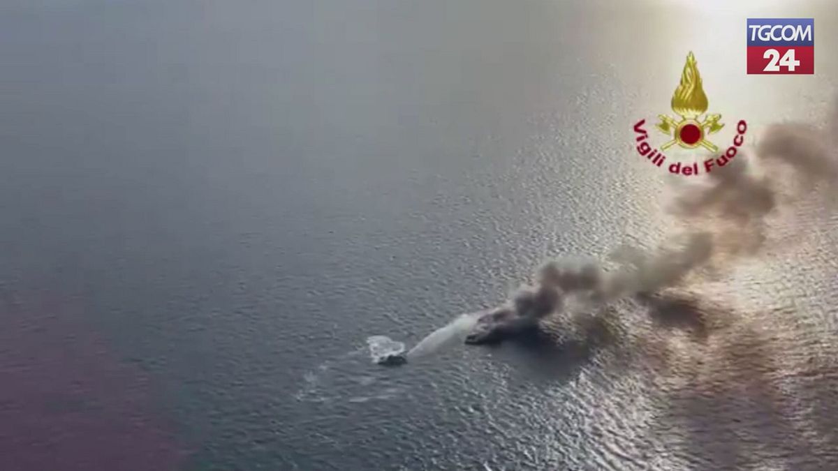 Barca in fiamme nelle acque del Savonese: rogo spento e tre persone tratte in salvo