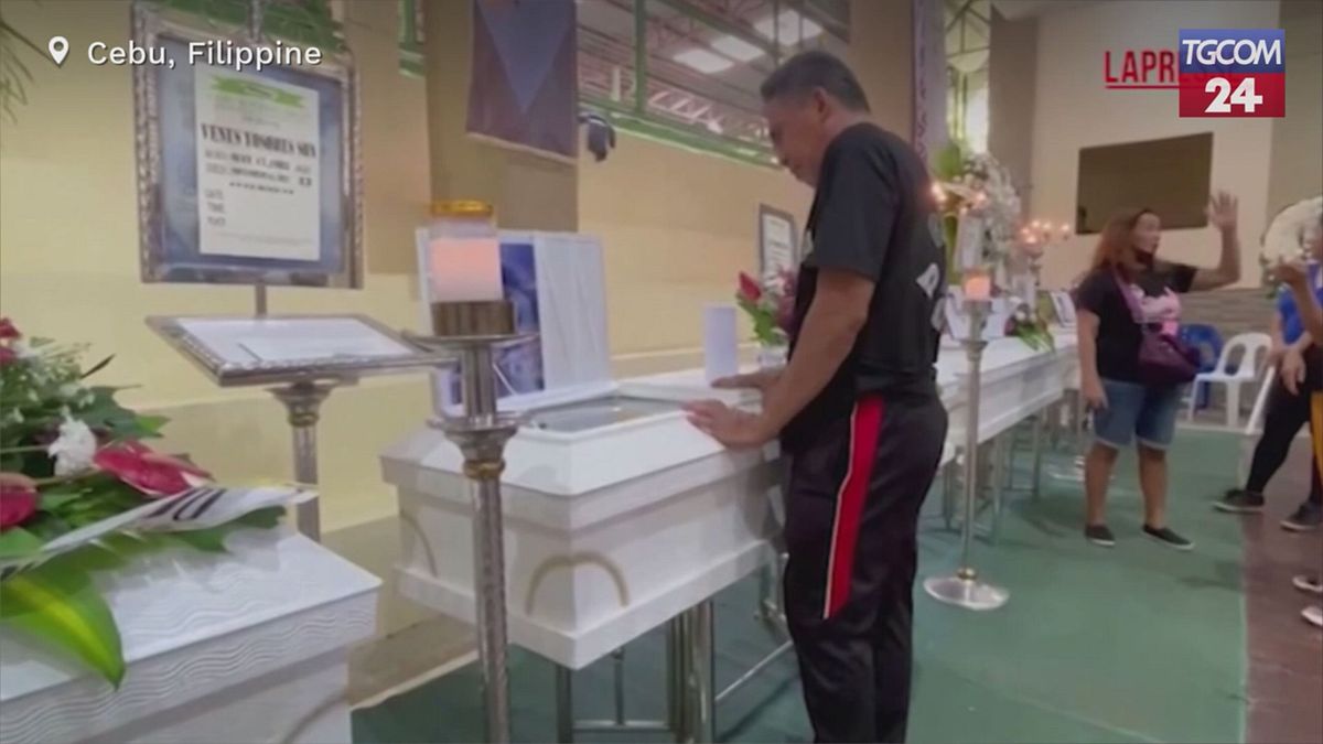 Filippine, veglia funebre per le vittime del tifone Kalmaegi a Cebu