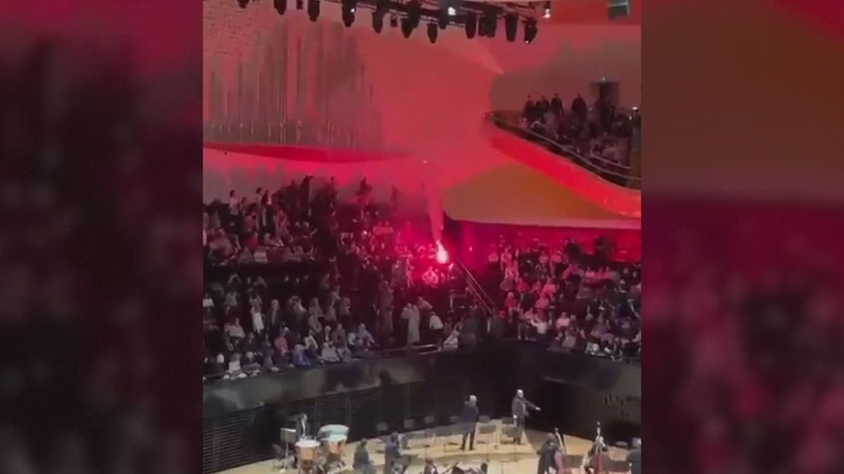 Caos a Parigi, interrotto il concerto dell'Orchestra filarmonica d'Israele