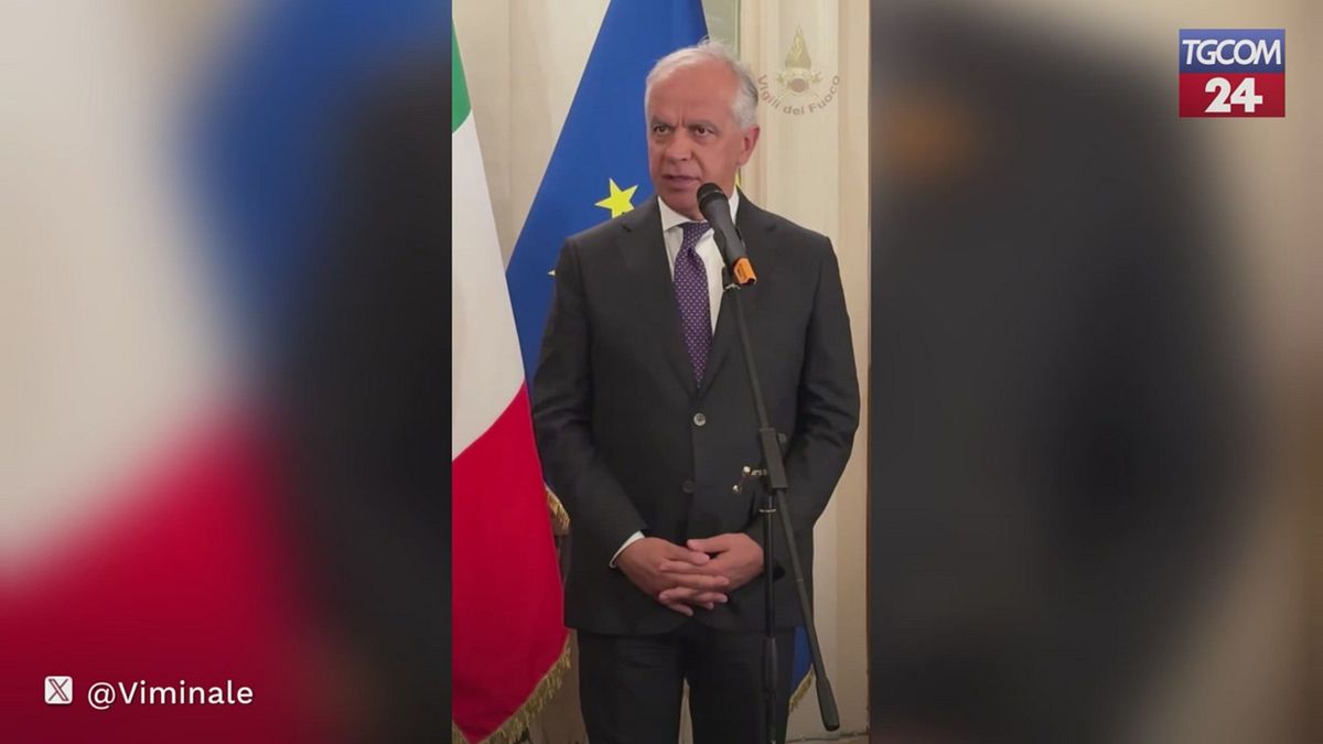 Crollo alla Torre dei Conti a Roma, l'omaggio del ministro Piantedosi ai vigili del fuoco