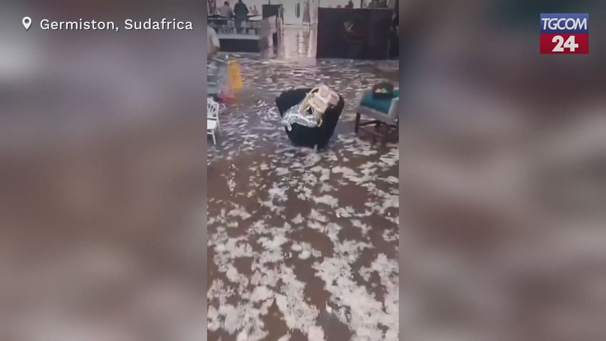 Sudafrica, chicchi di grandine e acqua invadono il centro commerciale