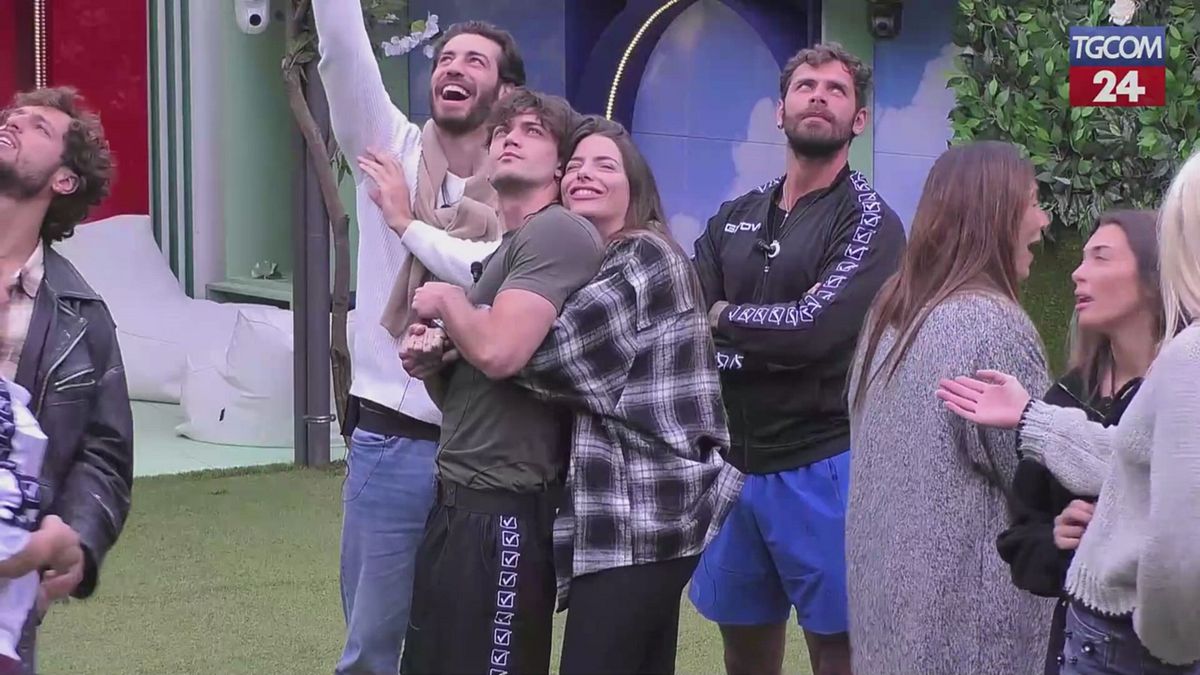 "Grande Fratello", scatta il bacio tra Jonas e Anita