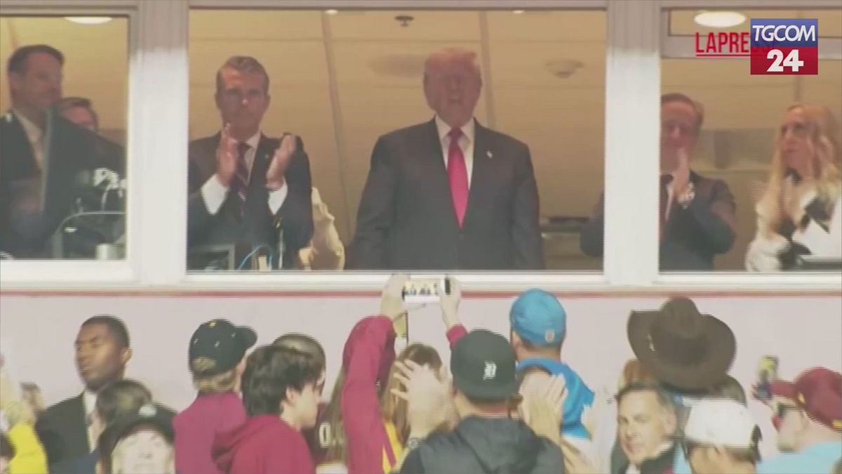 Usa, Trump alla NFL: l'accoglienza allo stadio tra fischi e applausi