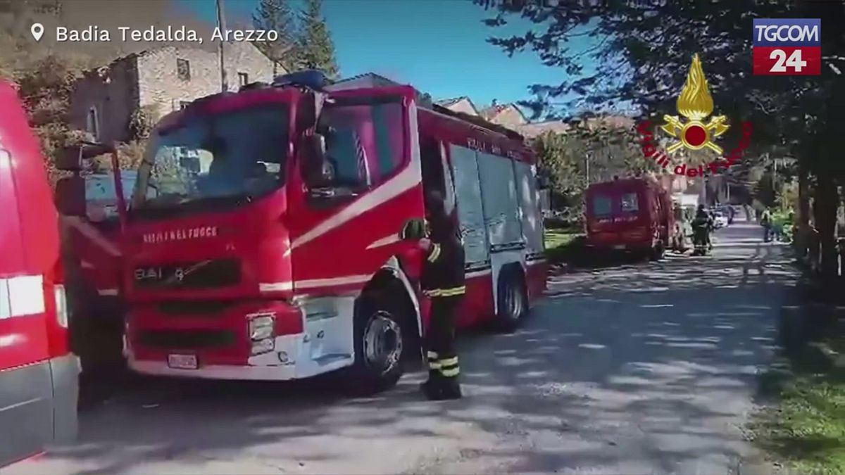 Arezzo, ritrovato l'elicottero precipitato: soccorsi sul posto