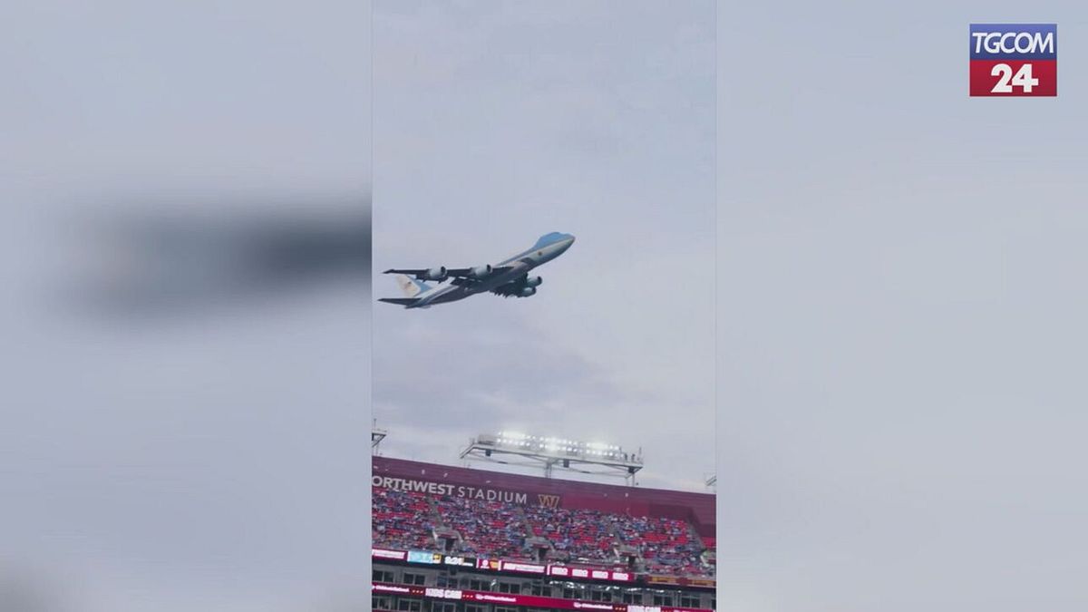 L'Air Force One passa sopra lo stadio: il video del sorvolo che ha fatto alzare lo sguardo a tutto il pubblico