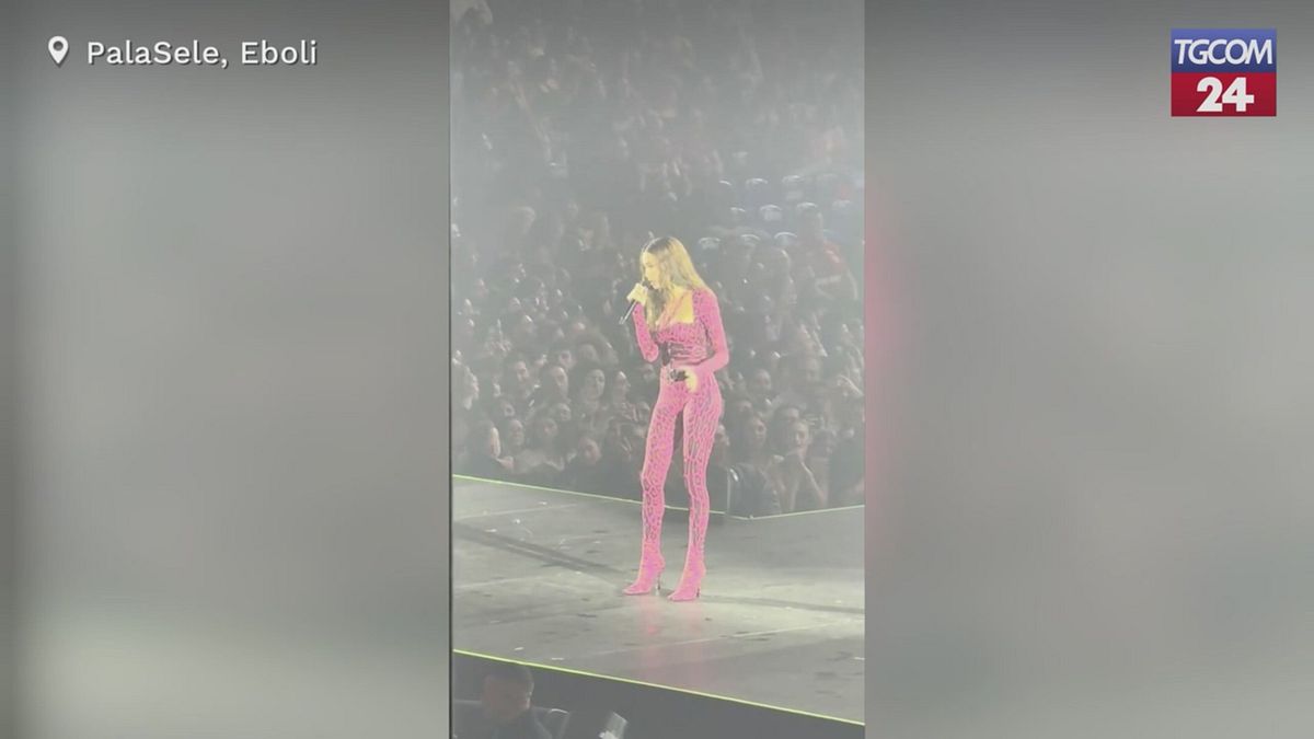 Elodie commossa sul palco di Eboli: "Faccio fatica a cantare"