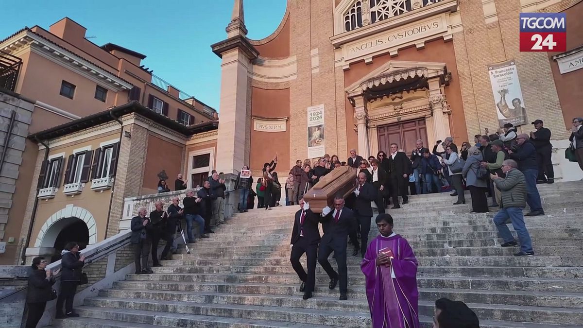 Addio a Peppe Vessicchio, i funerali a Roma: l'applauso all'uscita del feretro