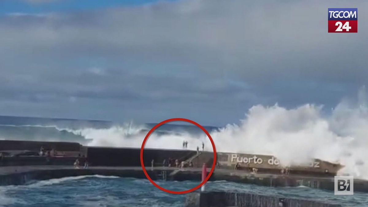 Tragedia a Tenerife, l'onda anomala travolge tutto sul molo di Puerto de la Cruz