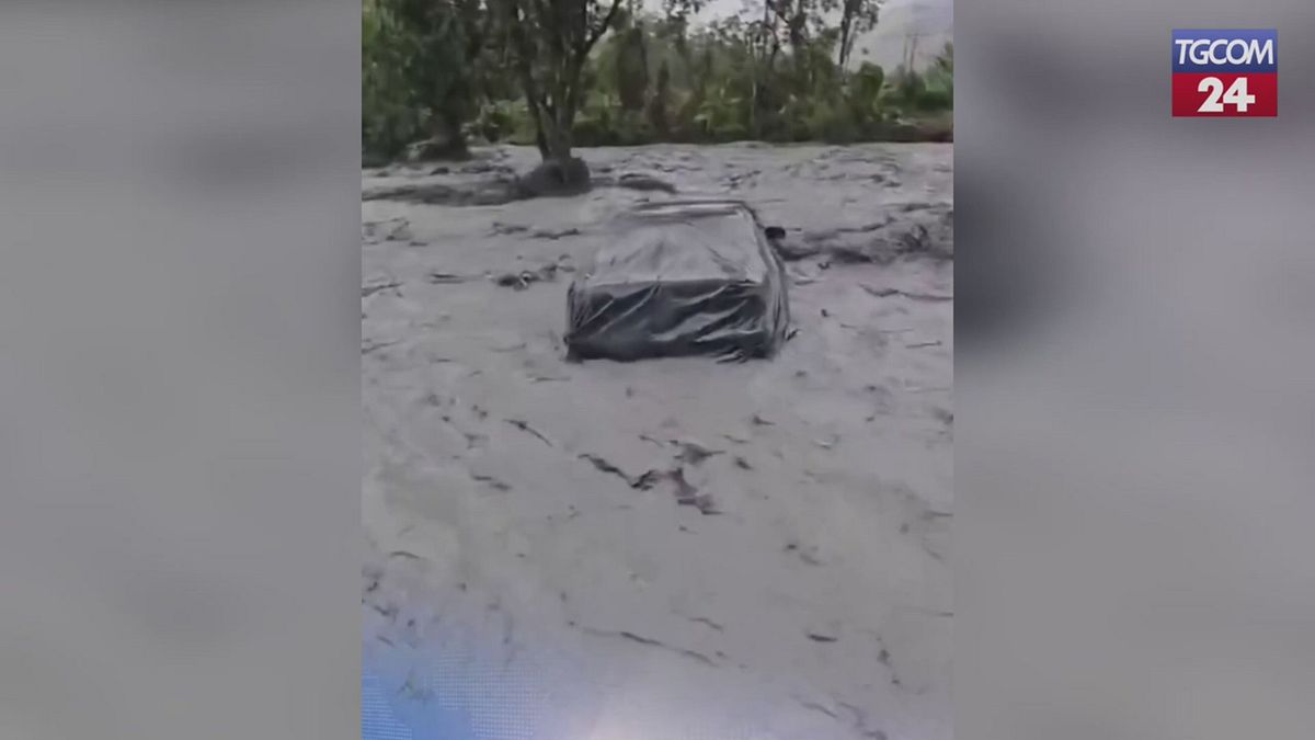 Taiwan, il fiume Mataian straripa: auto travolte dal fango