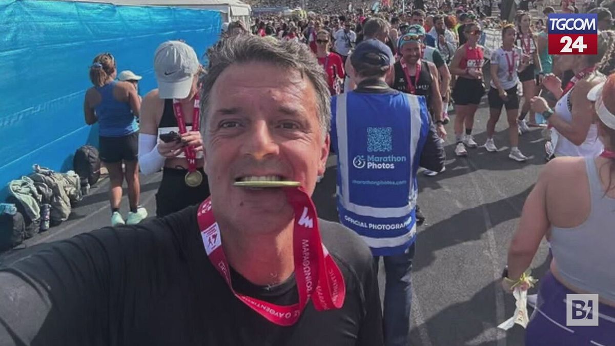 Matteo Renzi maratoneta, ad Atene chiude in 4 ore e 10 minuti: "Up and down for me is very difficult"