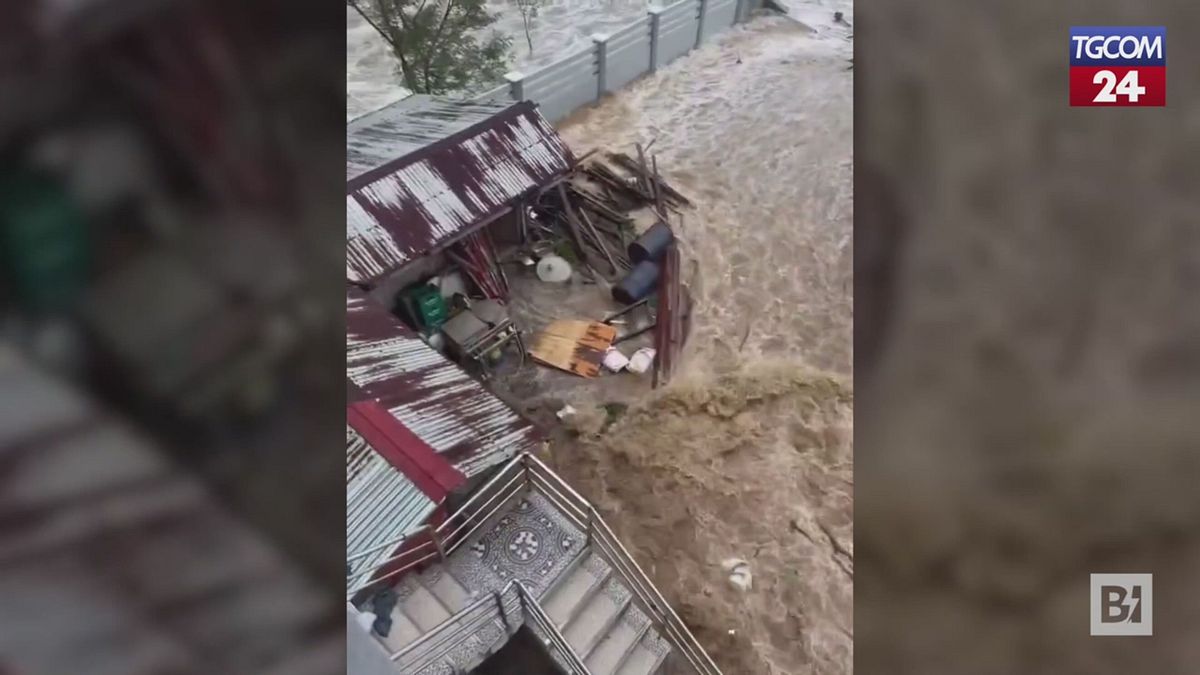 Onde fino a tre metri e venti a 230 km/h: il tifone Uwan colpisce le Filippine