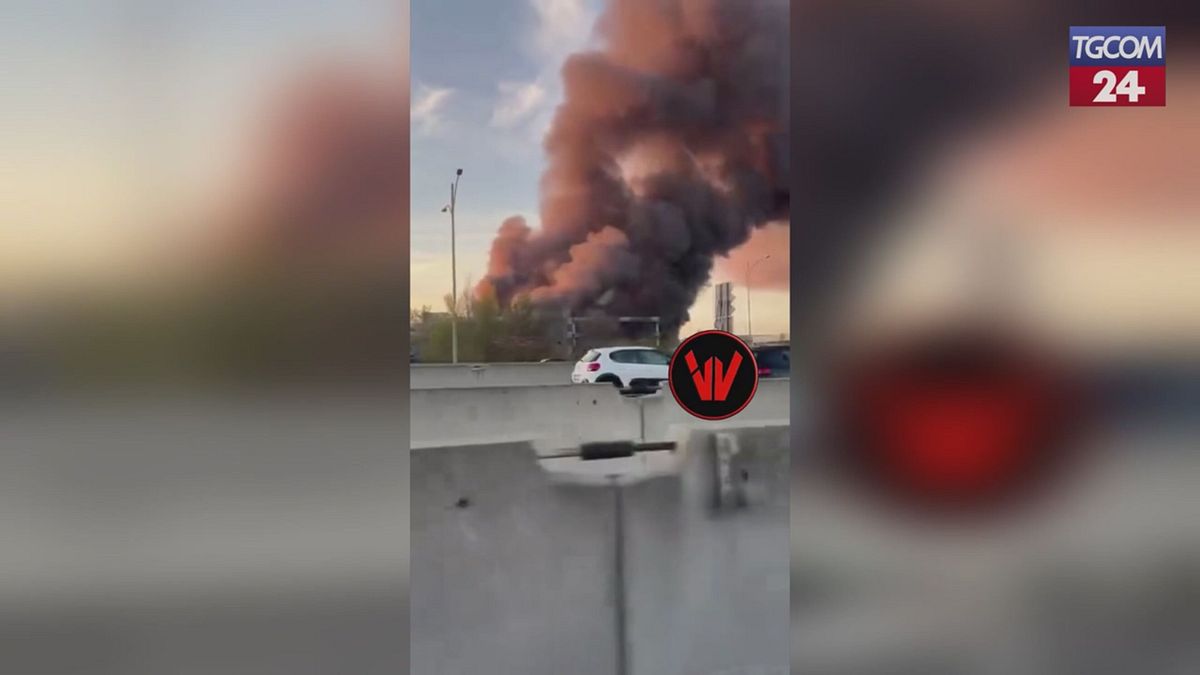 Roma, incendio in un edificio abbandonato a Tor Sapienza