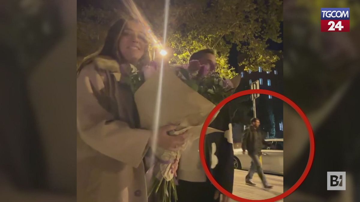 Fanno un video romantico a Barcellona, dietro di loro passa... Leo Messi