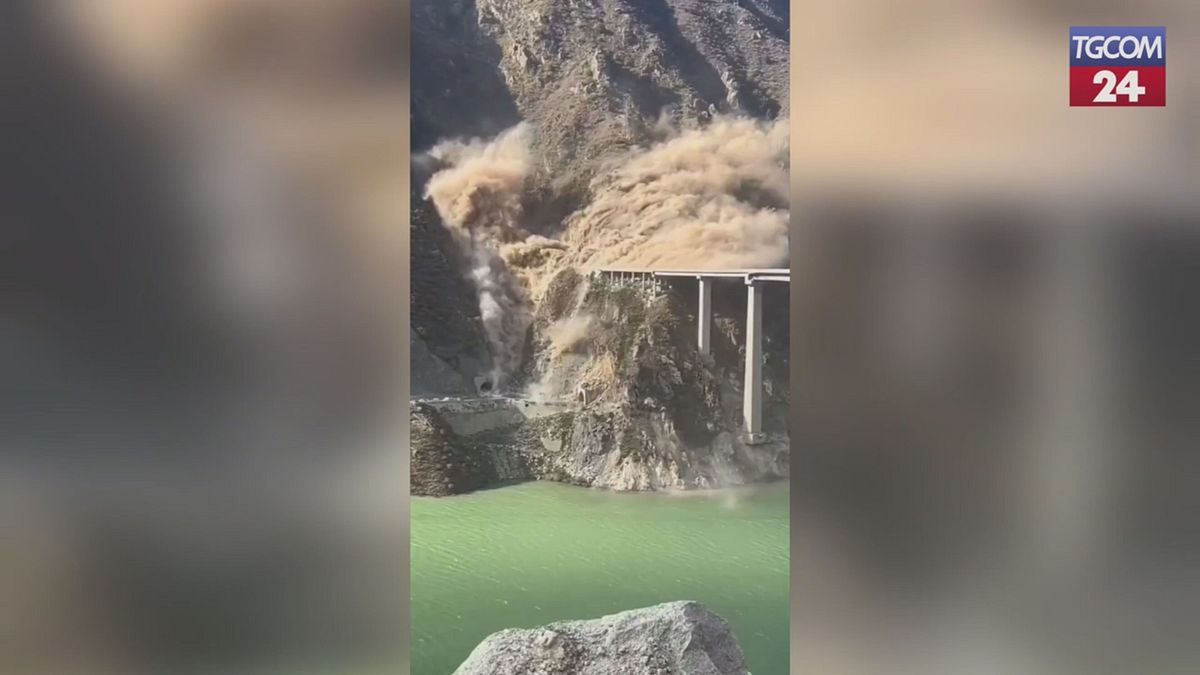 Frana e crollo: il ponte Hongqi scompare tra nuvole di polvere