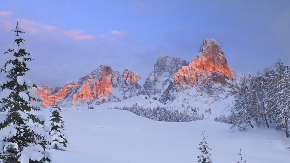 L'Enrosadira: le vette dolomitiche si colorano di rosa al momento del tramontosulle vette 