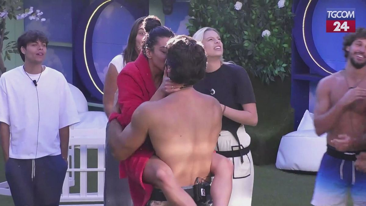 "Grande Fratello", il bacio tra Rasha e Omer