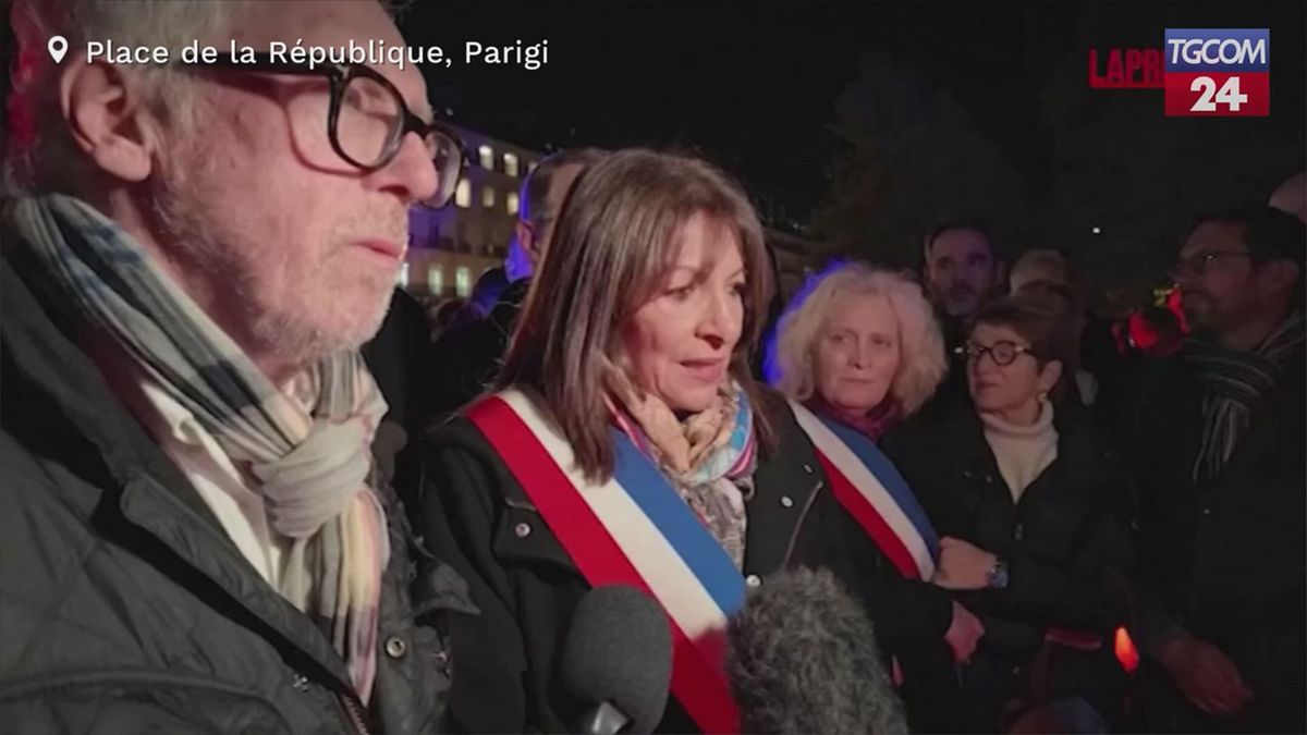 Attentati Parigi, il sindaco Hidalgo rende omaggio alle vittime del 13 novembre 2015