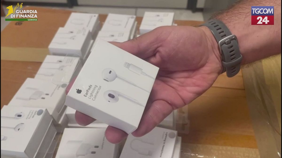 Genova, Labubu, accessori Apple e di brand di moda falsi: sequestro da 3,5 milioni di euro