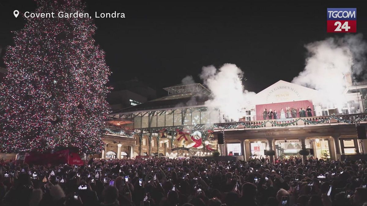 Londra, a Covent Garden è già Natale: acceso l'albero