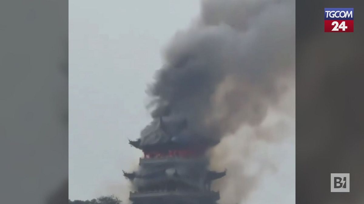 Cina, le fiamme divorano il tempio di 1.500 anni