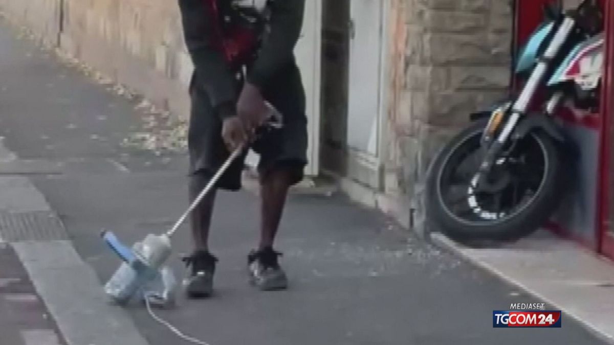 18.00 FIRENZE, SPACCA VETRINA E MINACCIA PASSANTI SRV