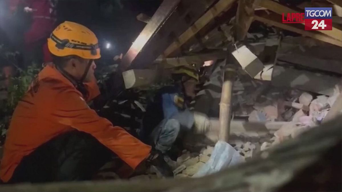 Soccorritori tra le macerie dopo la frana a Giava