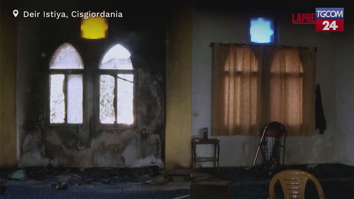 Cisgiordania, coloni israeliani incendiano e deturpano una moschea