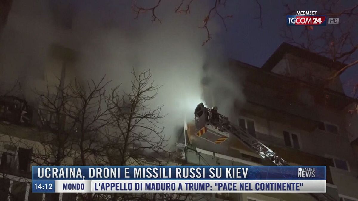 Breaking News delle 14.00 | Ucraina, droni e missili russi su Kiev