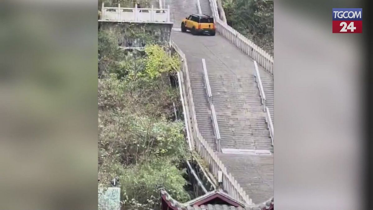 Cina, flop spettacolare: il SUV fallisce la scalata e danneggia tutto