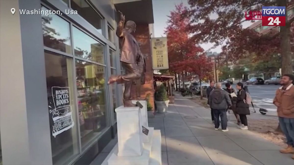 Usa, la provocatoria statua di Trump ed Epstein di nuovo in mostra