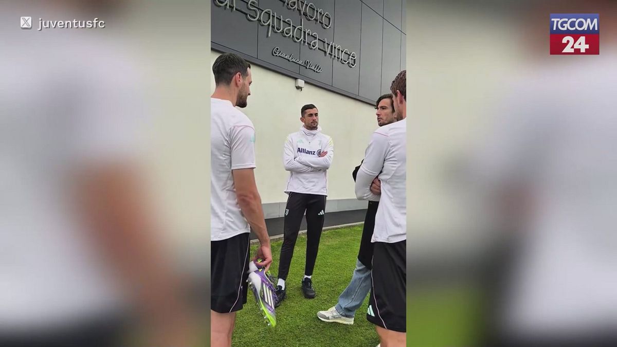 Torino, Musetti in visita alla Juve: maglia numero 10 e sorrisi