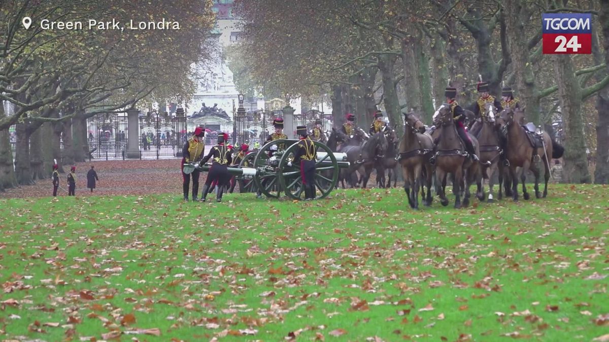 Londra, colpi di cannone a Green Park: il tributo per il compleanno di Re Carlo