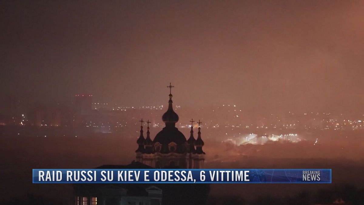 Breaking News delle 21.30 | Raid russi su Kiev e Odessa, 6 vittime