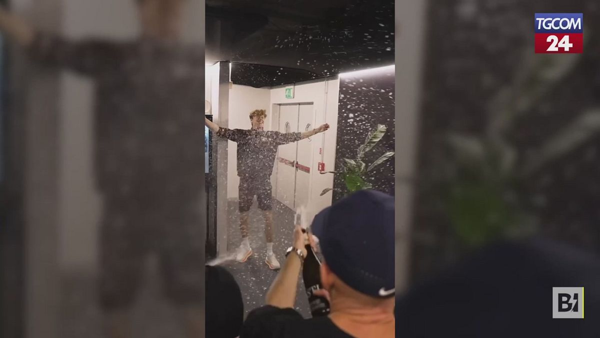 Sinner, dopo la vittoria a Torino esplode la festa con il suo team