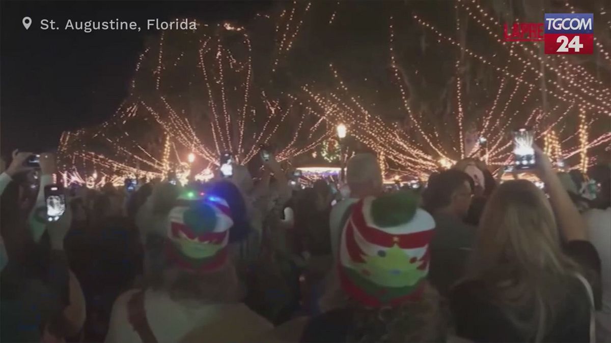 Milioni di luci natalizie illuminano St. Augustine: è la città più antica degli Usa