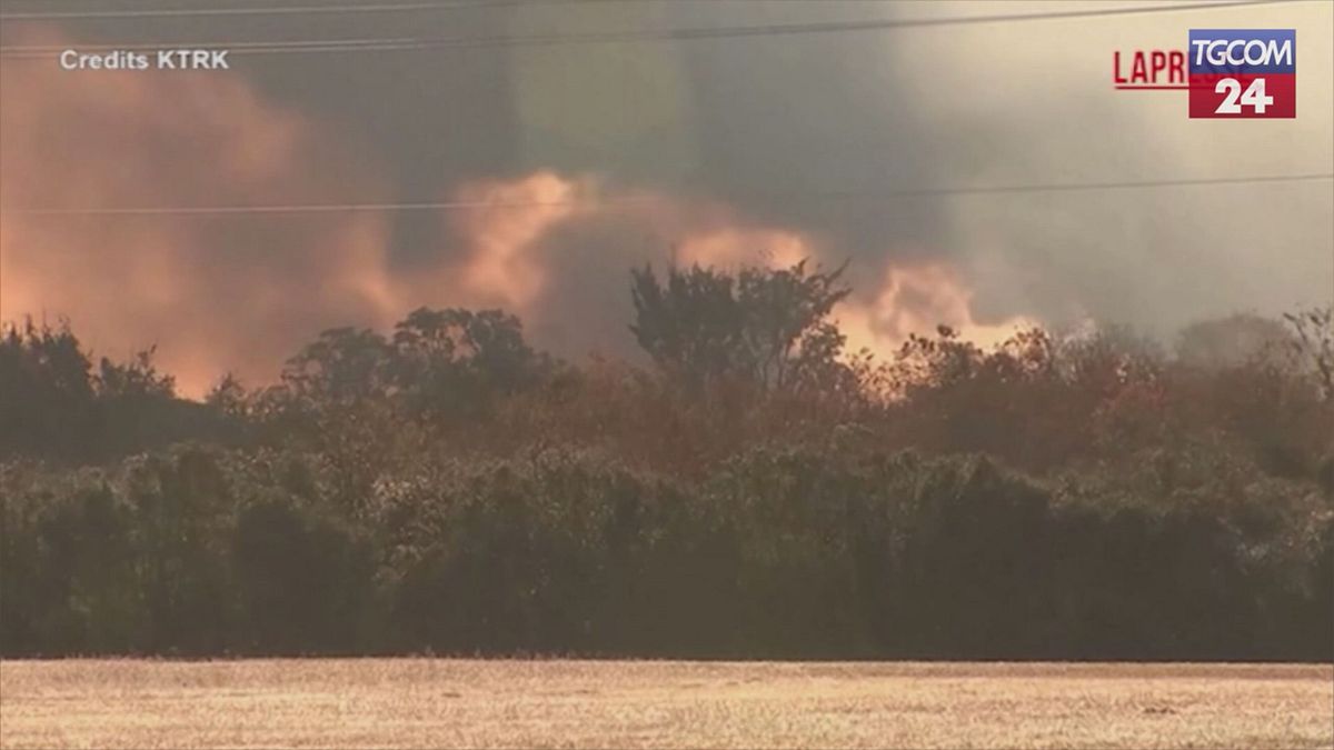Texas, centrale elettrica in fiamme: a fuoco le torri di raffreddamento