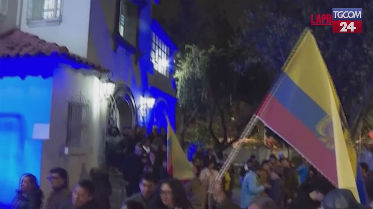 Ecuador, gli elettori dicono no alle basi militari straniere e alla nuova Costituzione